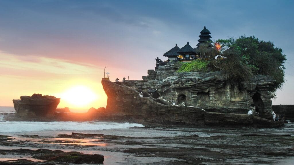 15 Tempat Wisata Di Bali Terpopuler dan Terbaru 6 Sunset Pura Tanah Lot Bali