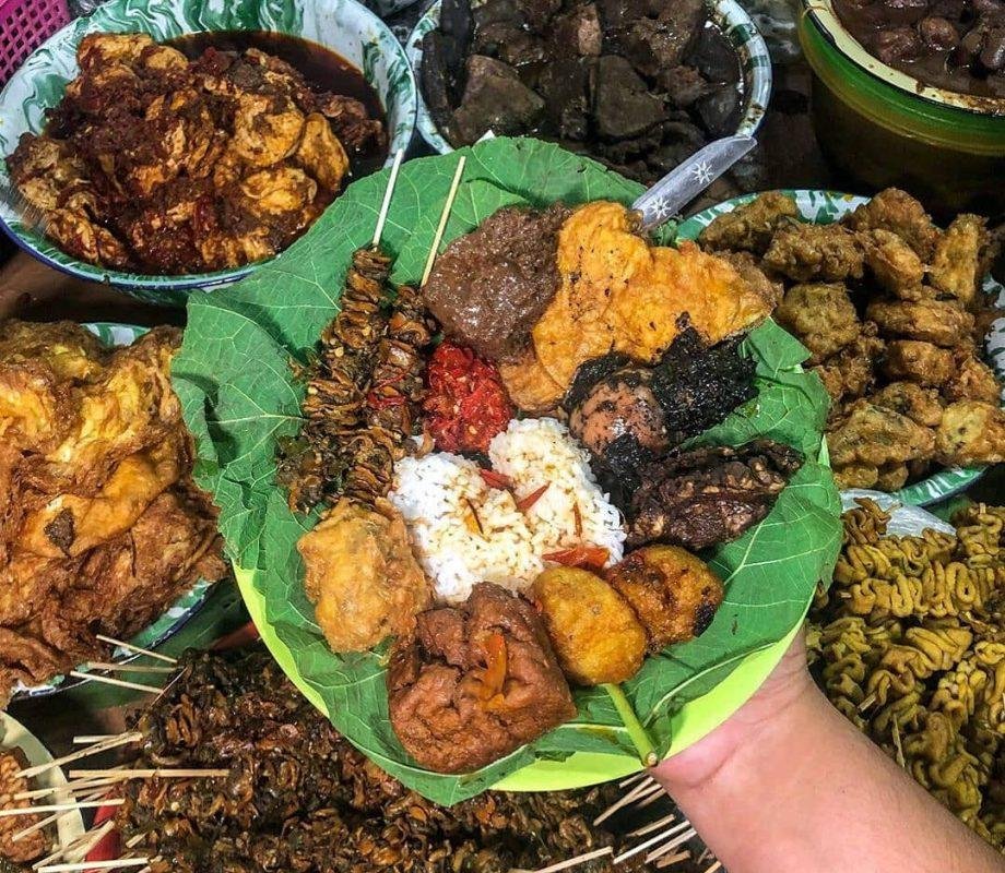 8 Makanan Khas Cirebon yang Wajib Dicoba 3 nasi jamblang