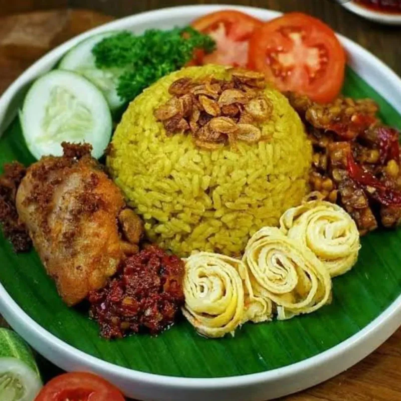 8 Makanan Khas Cirebon yang Wajib Dicoba 6 nasi kuning cirebon